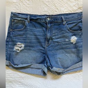 Boyfriend Midi. Mi-long garconne short. Distressed look in front.